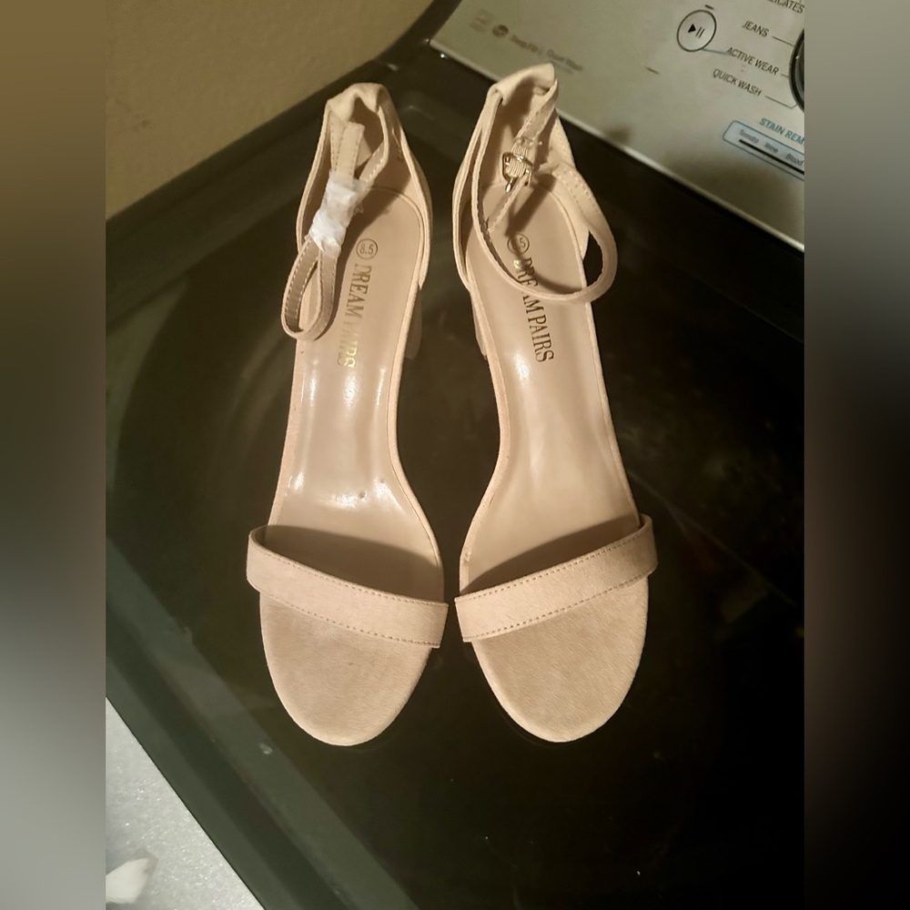 Beautiful shoes - Picture 2 of 3